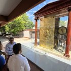 Visitantes observan la recreación del "mecanismo de Anticitera", el 5 de noviembre de 2024, expuesto en la Universidad de Sonora, en el municipio de Hermosillo en Sonora (México)