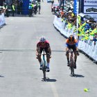 Robinson Chalapud (i) ganó la quinta etapa al ser más fuerte en el sprint.