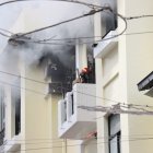 El fuego se originó en el tercer piso de la vivienda.