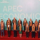 Los líderes de las economías APEC posan para la foto oficial