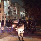 La Policía capturó a dos personas y una fue llevada al hospital.