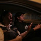 Paciencia. El tener que aprender a conducir en situaciones atípicas puede frustrar a los aprendices; instructores adaptan su metodología para garantizar la educación vial.