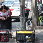 En la calle Lizardo Ruiz, en Cotocollao, norte de Quito, comerciantes están preocupados por mantener en pie sus negocios y no por temas políticos