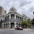 Neoclasicismo. Las edificaciones que están ubicadas en el centro de la urbe porteña tienen elementos que caracterizan a esa expresión arquitectónica, pero no es 100 % ese estilo.