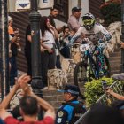 Decenas de familias del cerro Santa Ana y Las Peñas fueron testigos de las acrobacias en las escalinatas.