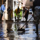 Labores. Agentes públicos y ciudadanos sumaron esfuerzos para retirar el lodo de las calles y viviendas.