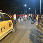 Imagen del instante en el que las autoridades confirmaron el fallecimiento de tres miembros de una misma familias.