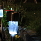 Los quiteños se ayudan con lámparas solares para pasar los cortes de luz programados.