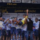 El festejo de Richard Huera con sus compañeros del Movistar Best PC.