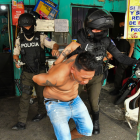 El operativo inició en la 18 y Calicuchima, en donde se detuvo a tres personas.