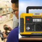 Comercio. Un asesor de venta muestra un power bank de 22.5 W.