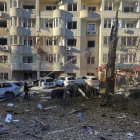 Odesa. Rescatistas ucranianos trabajan en el lugar de un ataque con misiles en una zona residencial de Odesa, suroeste de Ucrania, el 18 de noviembre de 2024, en medio de la invasión rusa.