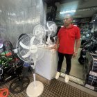 **Pie de foto:** Comerciantes del centro de Guayaquil ofrecen focos y ventiladores recargables para enfrentar los cortes de energía, mientras los clientes buscan opciones accesibles para sobrellevar los apagones.
