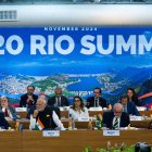 El presidente Joe Biden (izq.) habla durante el lanzamiento del Grupo de Trabajo para una Alianza Global contra el Hambre y la Pobreza en Río de Janeiro, al margen de la Cumbre del G20, el 18 de noviembre de 2024.