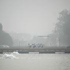 Varios niños caminan cerca de la Puerta de la India envueltos en smog en Nueva Delhi el 13 de noviembre de 2024.