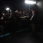 El candidato presidencial por la coalición gobernante de centro derecha, la Coalición Republicana, Álvaro Delgado, habla con la prensa cuando llega al debate final antes de la segunda vuelta.