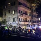 Los residentes locales y los rescatistas se reúnen en un sitio atacado por un bombardeo aéreo israelí en el distrito de Zuqaq al-Blat, en el centro de Beirut, Líbano, 18 de noviembre de 2024.