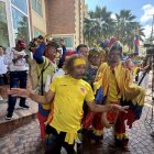 Hinchas colombianos y ecuatorianos se confundían en las afueras de los hoteles de concentración.