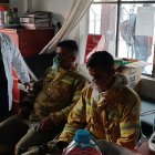 Bomberos reciben atención tras combatir fuertes incendios en Loja.