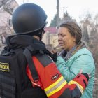 Una mujer es atendida por personal de Emergencias en Odesa tras un ataque ruso