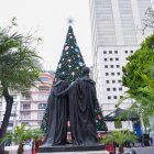 Con el encendido del tradicional árbol en el Malecón, la ciudad da por iniciadas las fiestas navideñas.