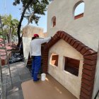En el Malecón 2000 se están realizando los últimos retoques en las estructuras que serán parte del encendido del árbol.
