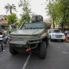 Fotografía de archivo en donde se ve observa una tanqueta de la Policía mientras resguarda las instalaciones del Tribunal Contencioso Electoral (TCE) en Quito (Ecuador).
