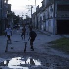 Varios jóvenes que juegan fútbol durante un apagón.
