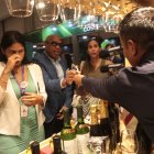 Bebidas. Empresarios prueban vino blanco, vino rose y espumante de cacao.