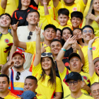 Hinchas de Colombia asisten este martes a un partido de las eliminatorias sudamericanas para el Mundial de 2026.