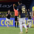 Momento en el que Piero Hincapié (c) fue expulsado por el árbitro Esteban Ostojich en el partido de Colombia vs Ecuador