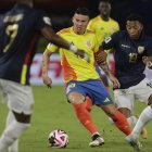 James Rodríguez (i) de Colombia disputa un balón con Gonzalo Plata (d) de Ecuador este martes.