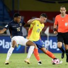 James Rodríguez (d) de Colombia disputa un balón con Gonzalo Plata de Ecuador .
