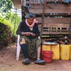 El granjero Hla Han, de 52 años, perdió una pierna después de pisar una mina, pelando ajo afuera de su casa en el municipio de Demoso, en el estado oriental de Kayah, en Myanmar.