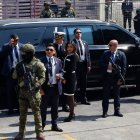 Integrantes del equipo de seguridad del presidente de Ecuador, Daniel Noboa, vigilan previo a su llegada.