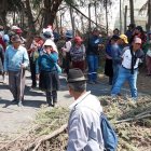 Los comuneros están apostados en las afueras de las empresas brocoleras.