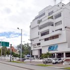 Cuenca. En esta ciudad se oferta la planta baja del Edificio
Astudillo e hijos, con un avalúo de $ 22,927.45.
