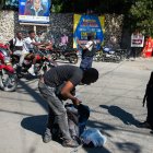 Agentes de policía detienen a personas en un puesto de control en Petion-Ville, un suburbio de Puerto Príncipe, Haití, el 19 de noviembre de 2024.