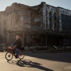 Un residente local pasa en bicicleta por una tienda y un restaurante destruidos en la ciudad de Pokrovsk, región de Donetsk, el 19 de noviembre de 2024.
