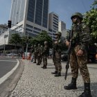 Soldados brasileño hacen guardia en la playa de Copacabana como parte de las medidas excepcionales de seguridad para la Cumbre del G20 que se celebrará en Río de Janeiro.