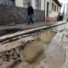 Problema. Este es el escenario que se evidencia en el sector de Chimbacalle, la fuerza del agua ha destruido parte de la calle Villonaco. Vecinos deben esquivar el lodo