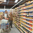Las familias ecuatorianas optan por comprar más comida perecible durante la crisis energética.