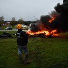 Un manifestante se encuentra junto a un incendio durante una protesta convocada por el sindicato de agricultores francés "Coordinación Rural".