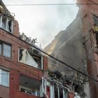 El lugar de un ataque con cohetes a un edificio residencial en la ciudad de Dnipró, Ucrania.