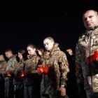 Soldados ucranianos recordando los 1.000 días que cumple la guerra en Ucrania.