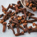 Conoce los beneficios que aporta masticar clavo de olor en ayunas.