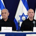 El primer Ministro de Israel, Benjaíin Netanyahu (I), y el exministro de Defensa, Yoav Gallant (D).