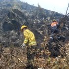 Personal bomberil apoyó en el combate de los incendios en Llaviucu, Parque Nacional Cajas.