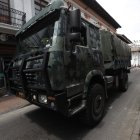 Los militares ingresaron en vehículos de las Fuerzas Armadas a los exteriores del palacio de Carondelet, en el Centro de Quito, por las manifestaciones.