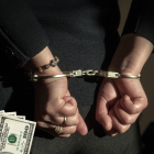 Dos mujeres fueron detenidas en Quito con dos millones de dólares.